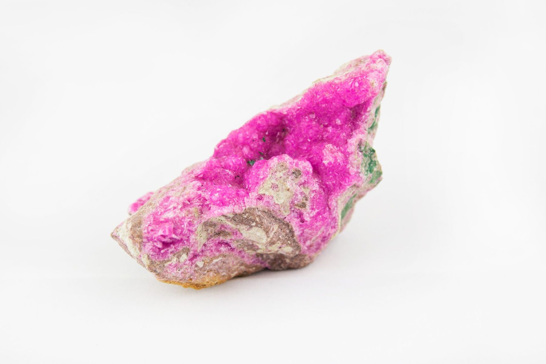 Échantillon minéral de cobalt aux teintes roses caractéristiques