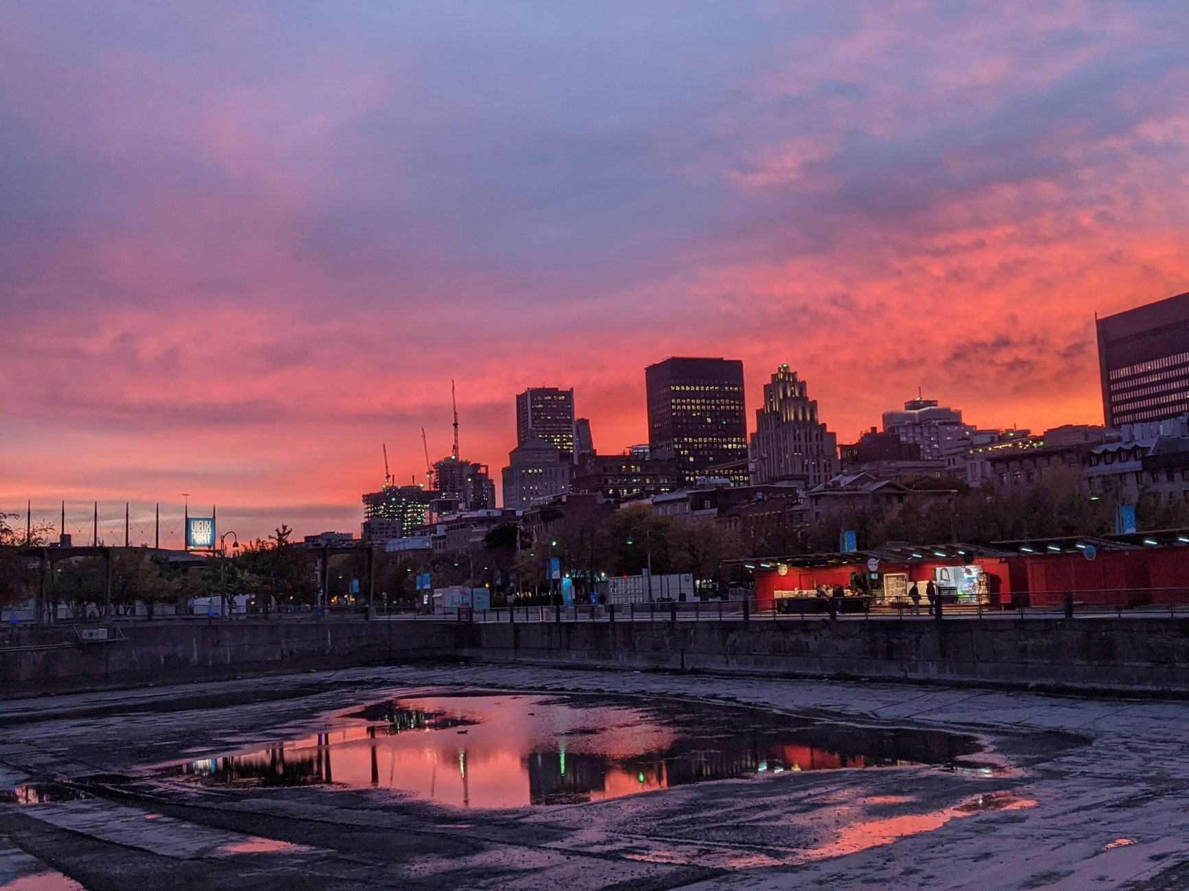 Vue du Vieux-Port de Montréal au coucher du soleil